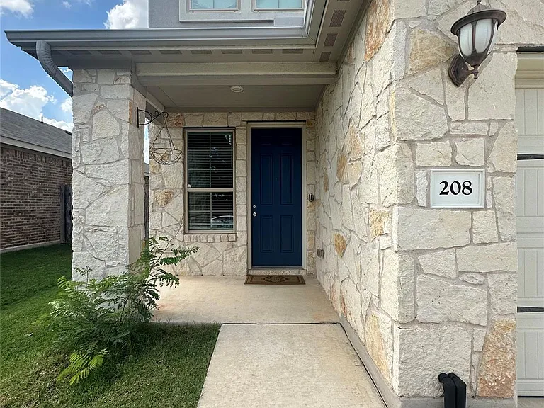 208 Mountain Valley St — Photo 2
