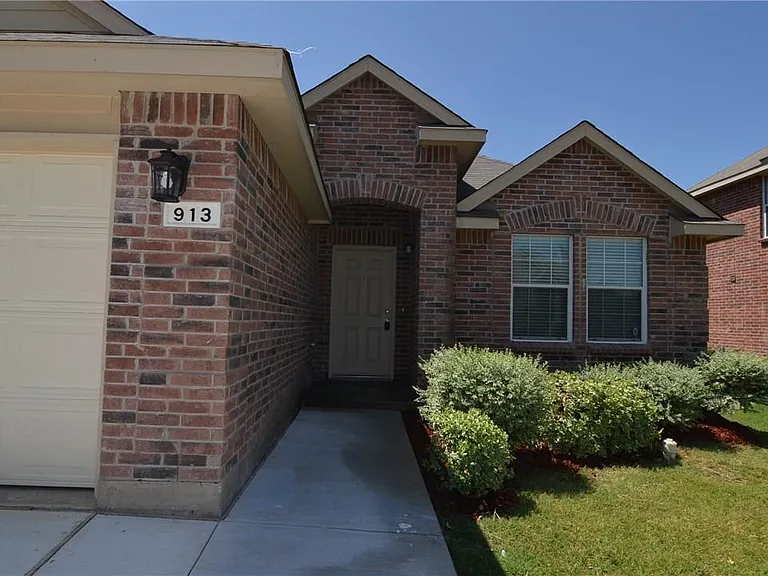 913 Fleming St — Photo 1
