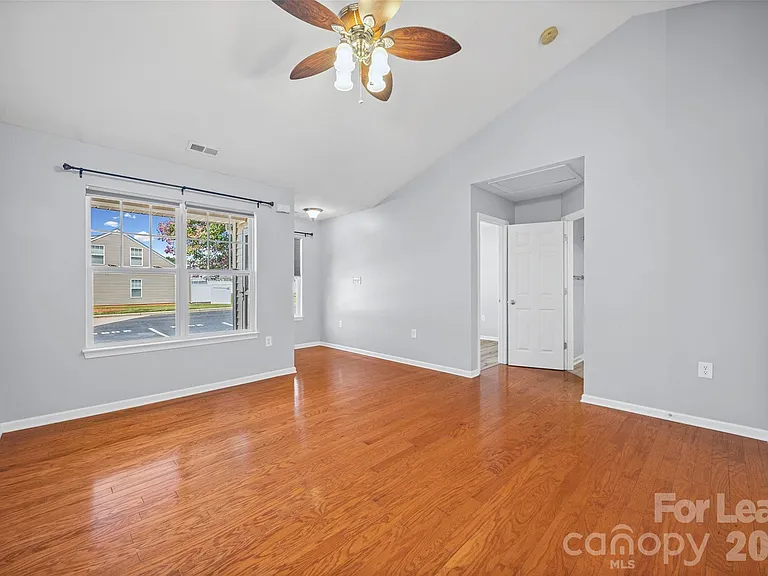 2052 Shady Pond Dr — Photo 6