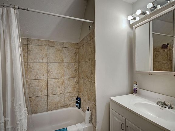 4th image of 214 Bay Park Dr