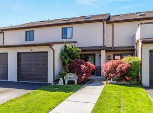 1 Anchorage Way APT 906, Freeport, NY 11520
