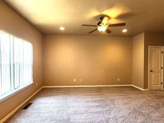 4th image of 13707 Oxford Dr #13705