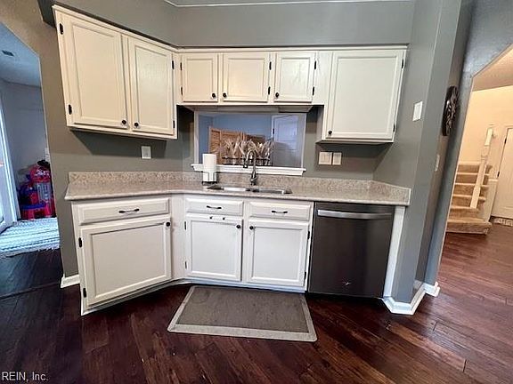 3rd image of 200 Deerwood Court