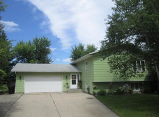 219 Northridge Hills Ct, Grand Forks, ND 58201