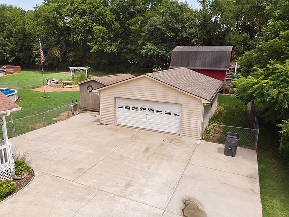 2nd image of 305 Elizabeth Ct