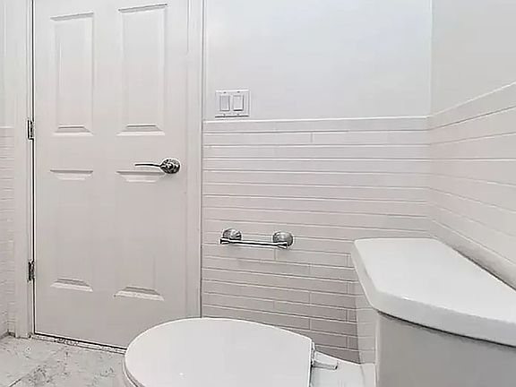 4th image of 610 E 9th St APT 1R