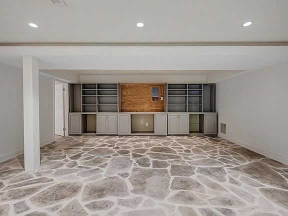 5th image of 102 Vanessa Dr SE