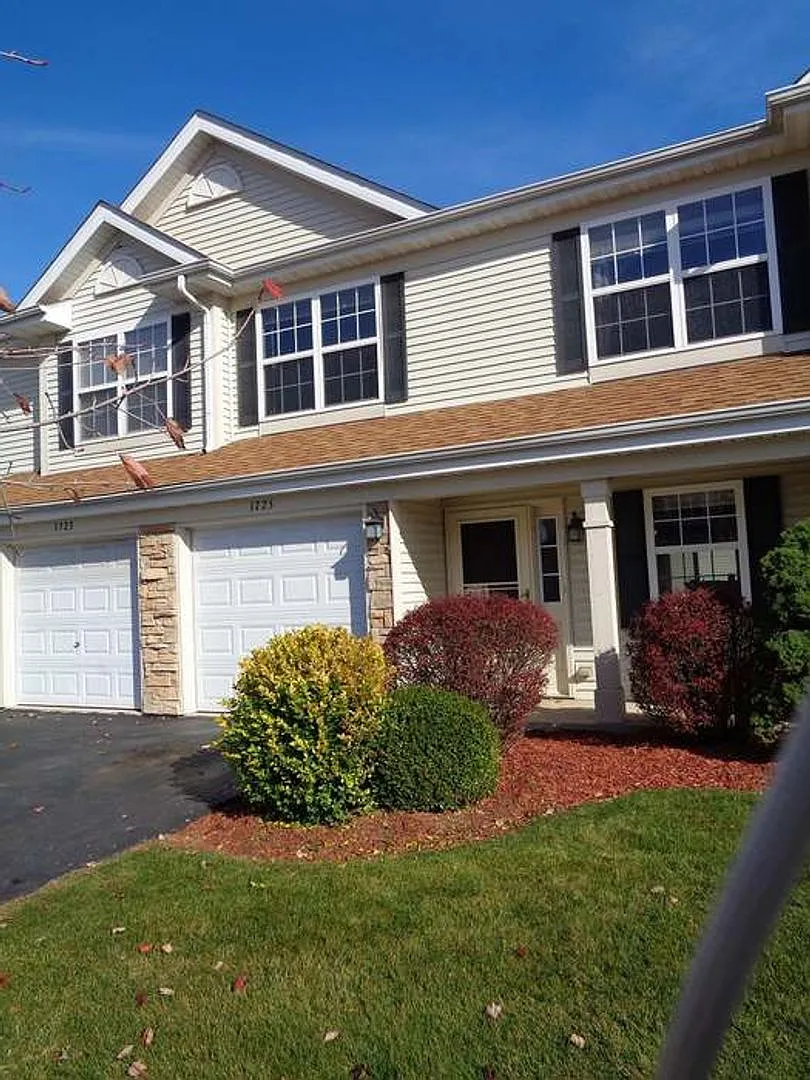 1725 Chrysler Dr — Photo 2