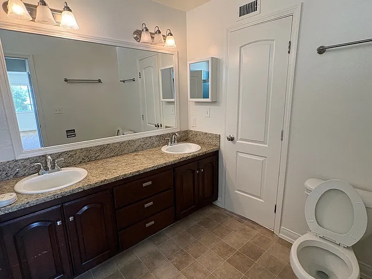 2800 W Victory Blvd — Photo 14