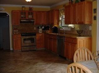 14 Stratford Ave, Greenlawn, NY 11740