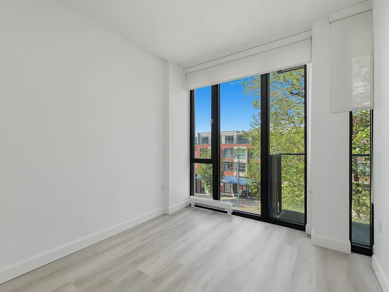 2511 Carolina St — Photo 105