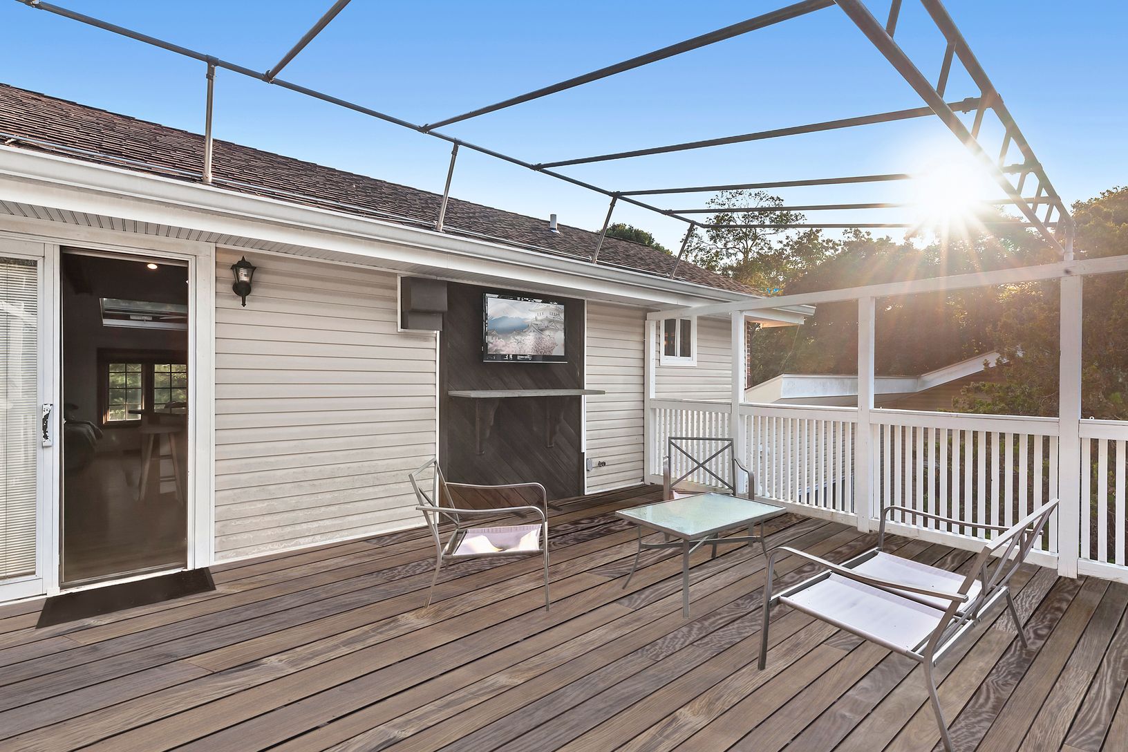  Outdoor TV area