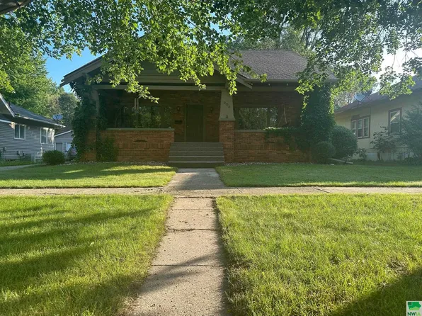 905 8th St, Sheldon, IA 51201