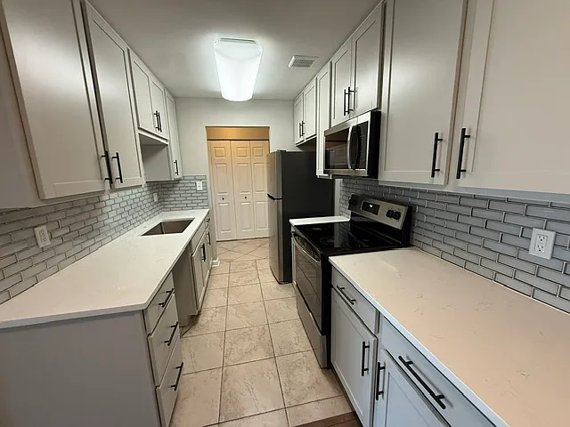7410 Brookdale Dr #112 — Photo 2