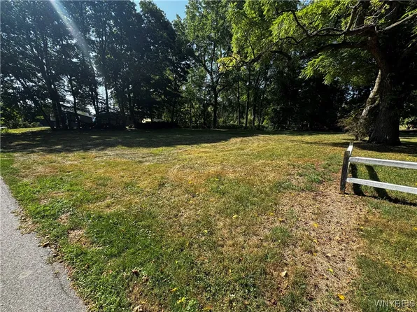 2 Harwood St, Lockport, NY 14094