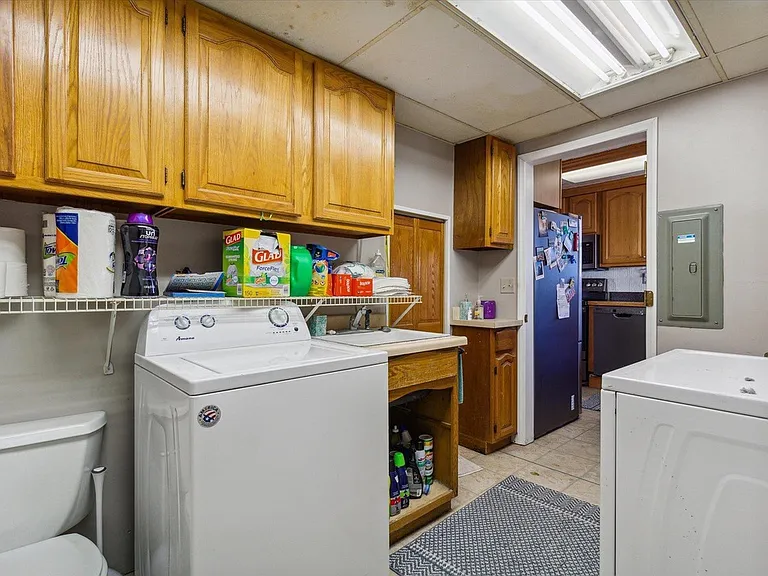 22464 Beach St — Photo 5