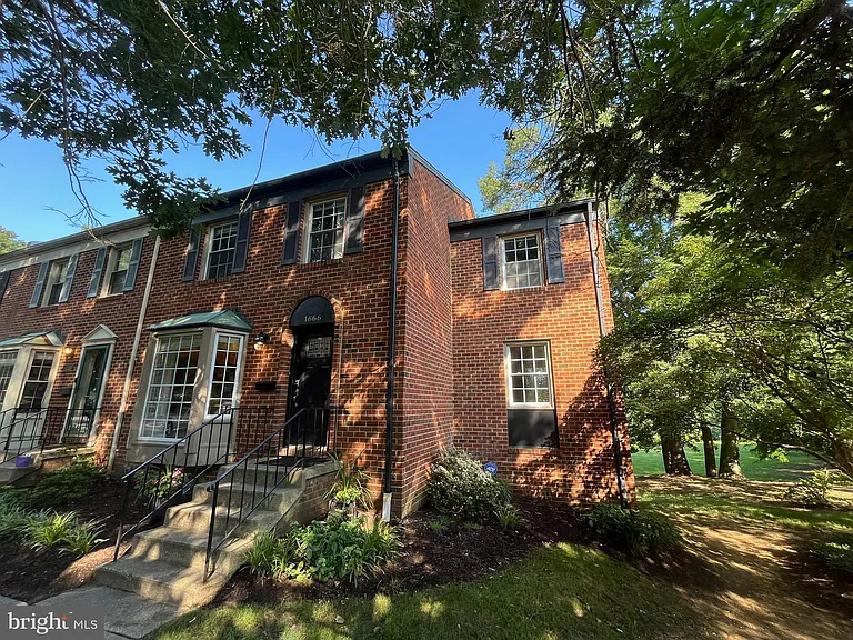1666 Albermarle Dr — Photo 1