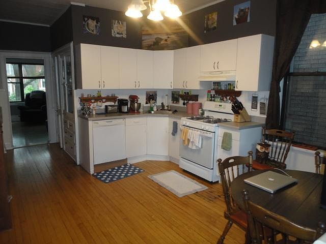 2nd image of 3262 N Lakewood Ave #2