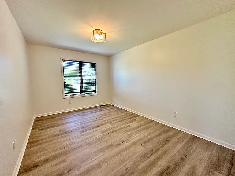 194 E Long Lake Rd — Photo 12