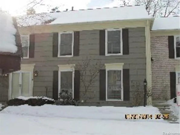 1477 Carriage Ln #1, Rochester Hills, MI 48306