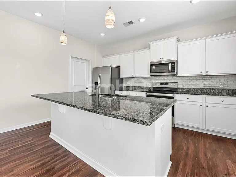 203 Bushwood Dr — Photo 3