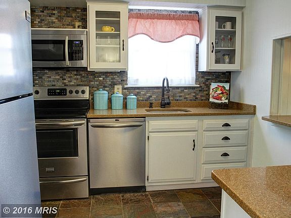 Quartz counters and serving bar to FR