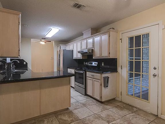4th image of 1808 Lauren Ln