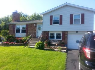 6585 Royal Pkwy S, Lockport, NY 14094