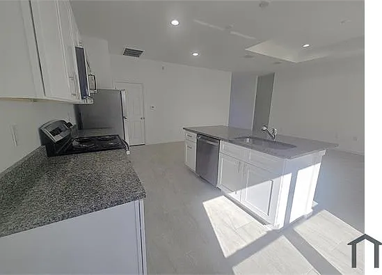 940 Sterling St E — Photo 7