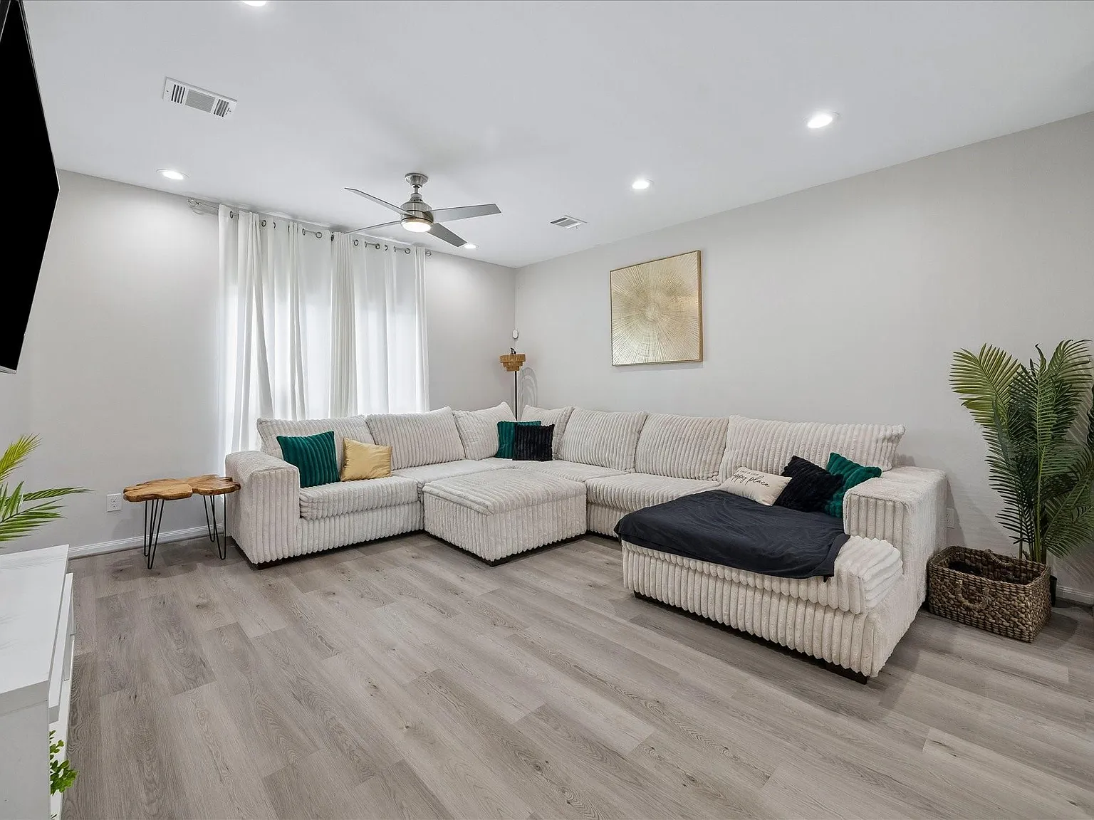 4 bed, 2.5 bath, 2093 sqft, $3,300 — Photo 4