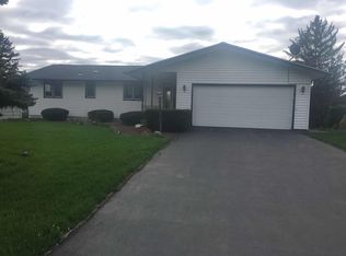 106 Eden Roc Cir, Syracuse, NY 13214