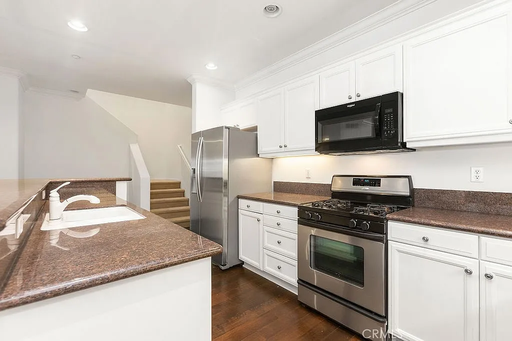 3 bed, 3.0 bath, 1843 sqft, $5,295 — Photo 4