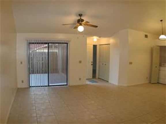 4th image of 4397 Woodstock Dr APT B