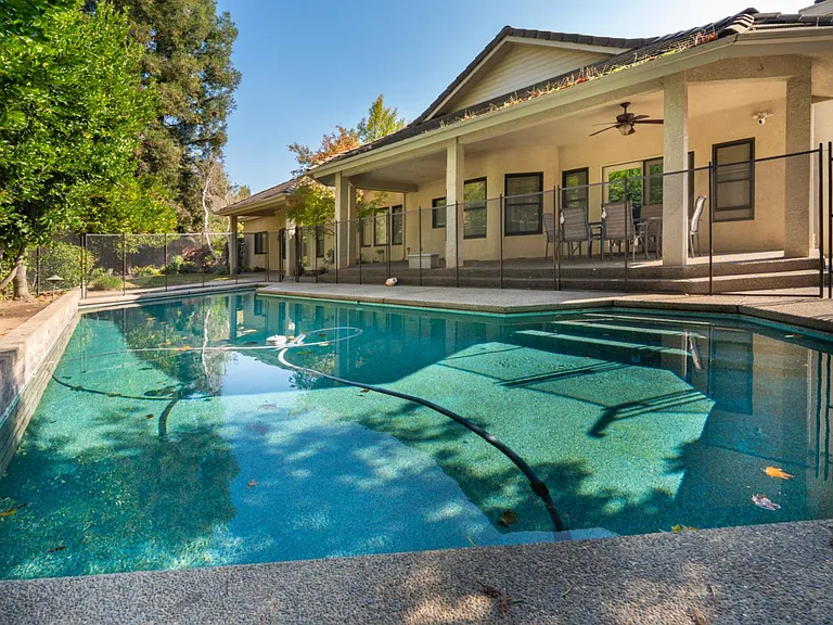 585 E Chesapeake Cir — Photo 36