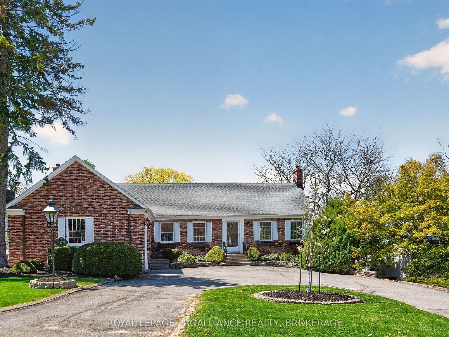 209 Fairway Hill Cres
