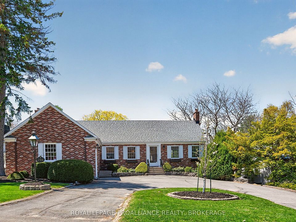 1st image of 209 Fairway Hill Cres