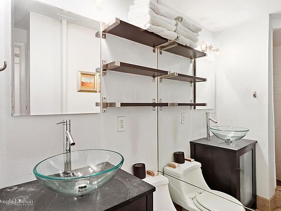 4th image of 315 E 12th St APT 19