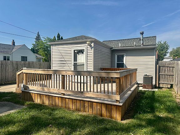 4th image of 22464 Rein Ave
