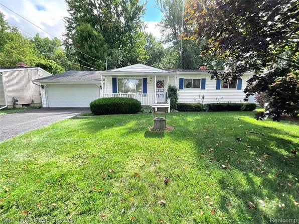 6272 Elro St, Burton, MI 48509