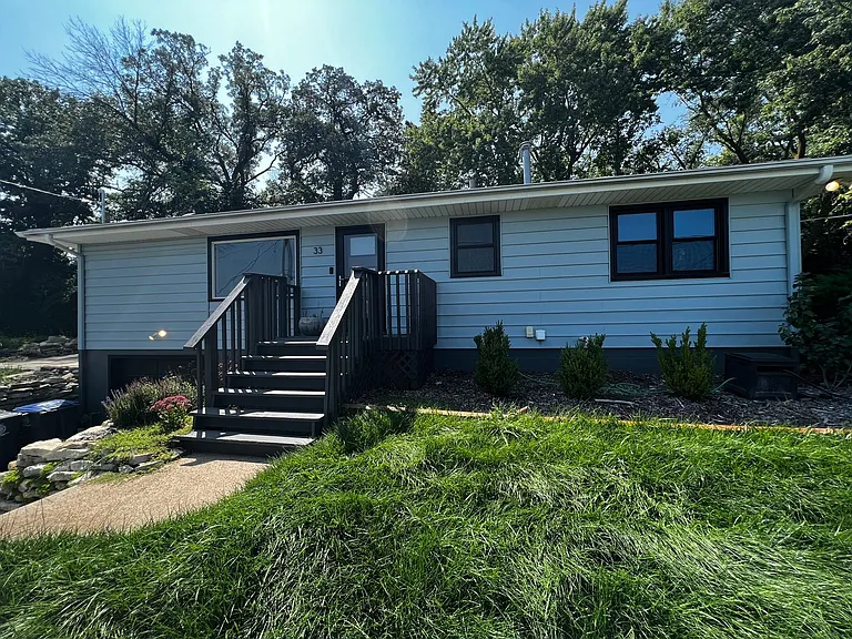 33 Susan Ln — Photo 2