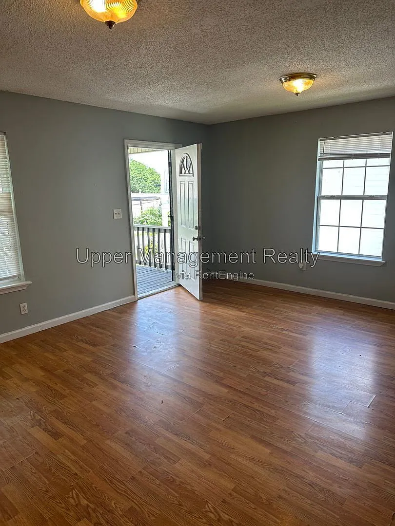 3 bed, 2.0 bath, 1100 sqft, $1,450 — Photo 2