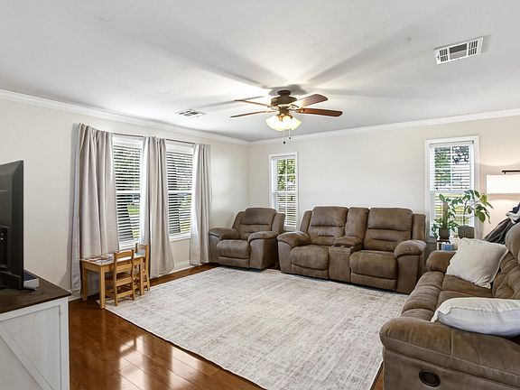 4th image of 630 Calcasieu Ave