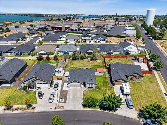 5th image of 433 S Trillium Way