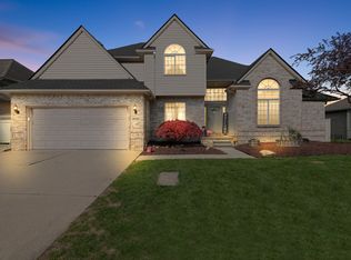 29048 Sugar Island Ct, Gibraltar, MI 48173
