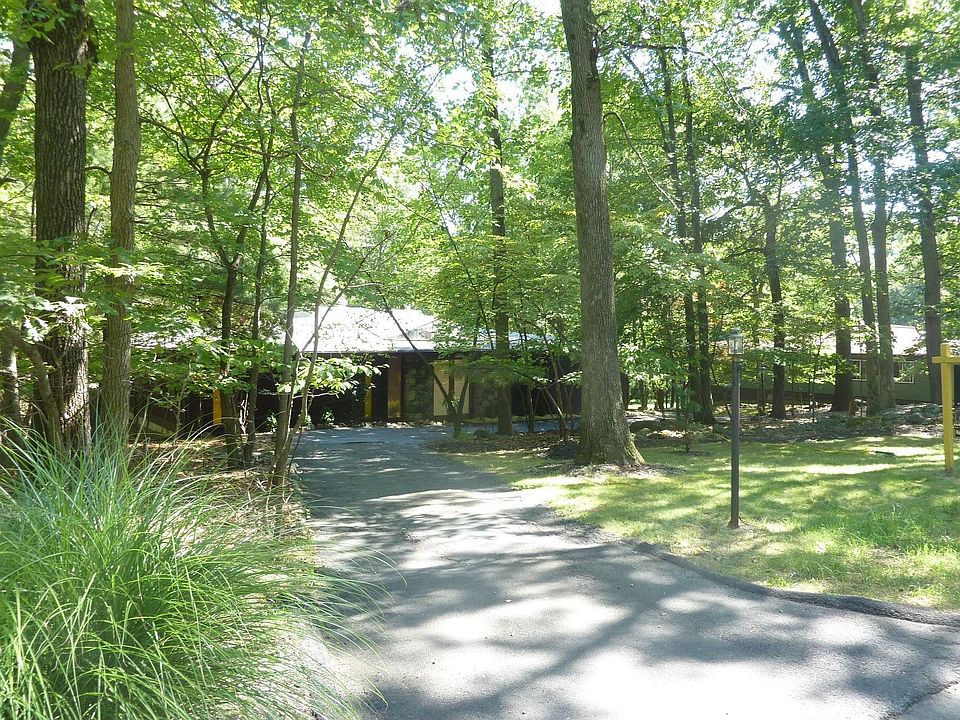 1st image of 30 Halley Dr