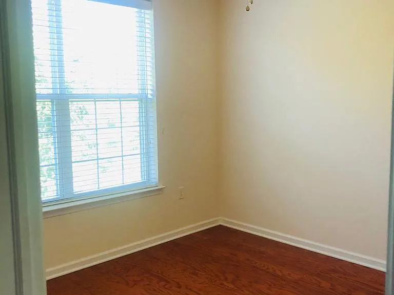 825 Liberty Ct — Photo 2