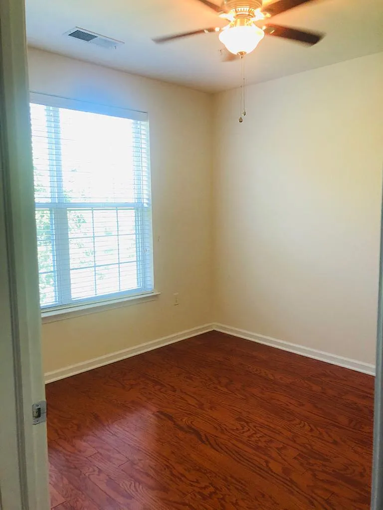 Building Photo - 825 Liberty Ct