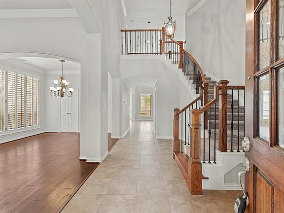 3rd image of 707 Newington Ln