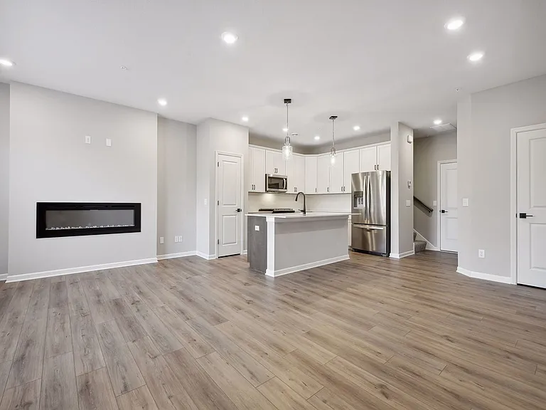 2434 Blossom Cir — Photo 4