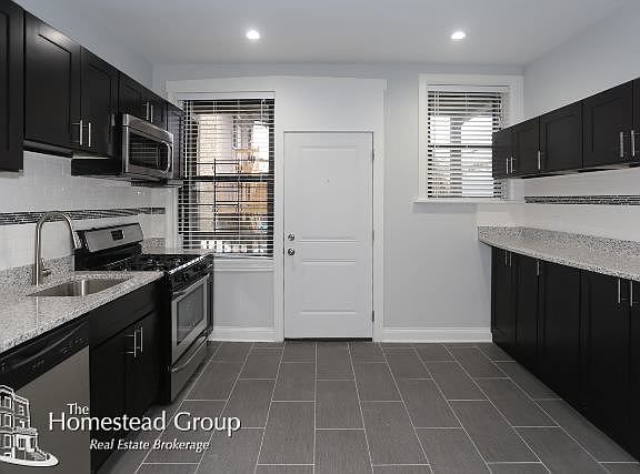 3rd image of 3040 W Leland Ave #1